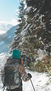 Donna durante un'escursione invernale