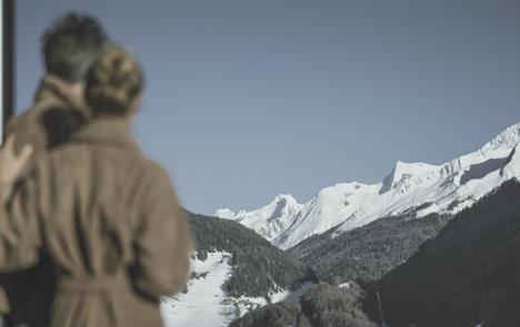 Coppia che fa wellness in inverno