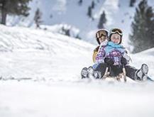 Kindern beim Rodeln